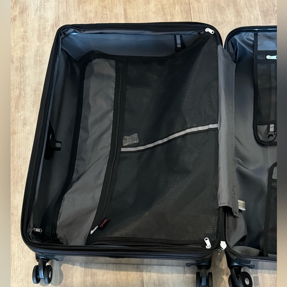 BRAND NEW Suitcase Carbon color 29Inches - Picture 5 of 5